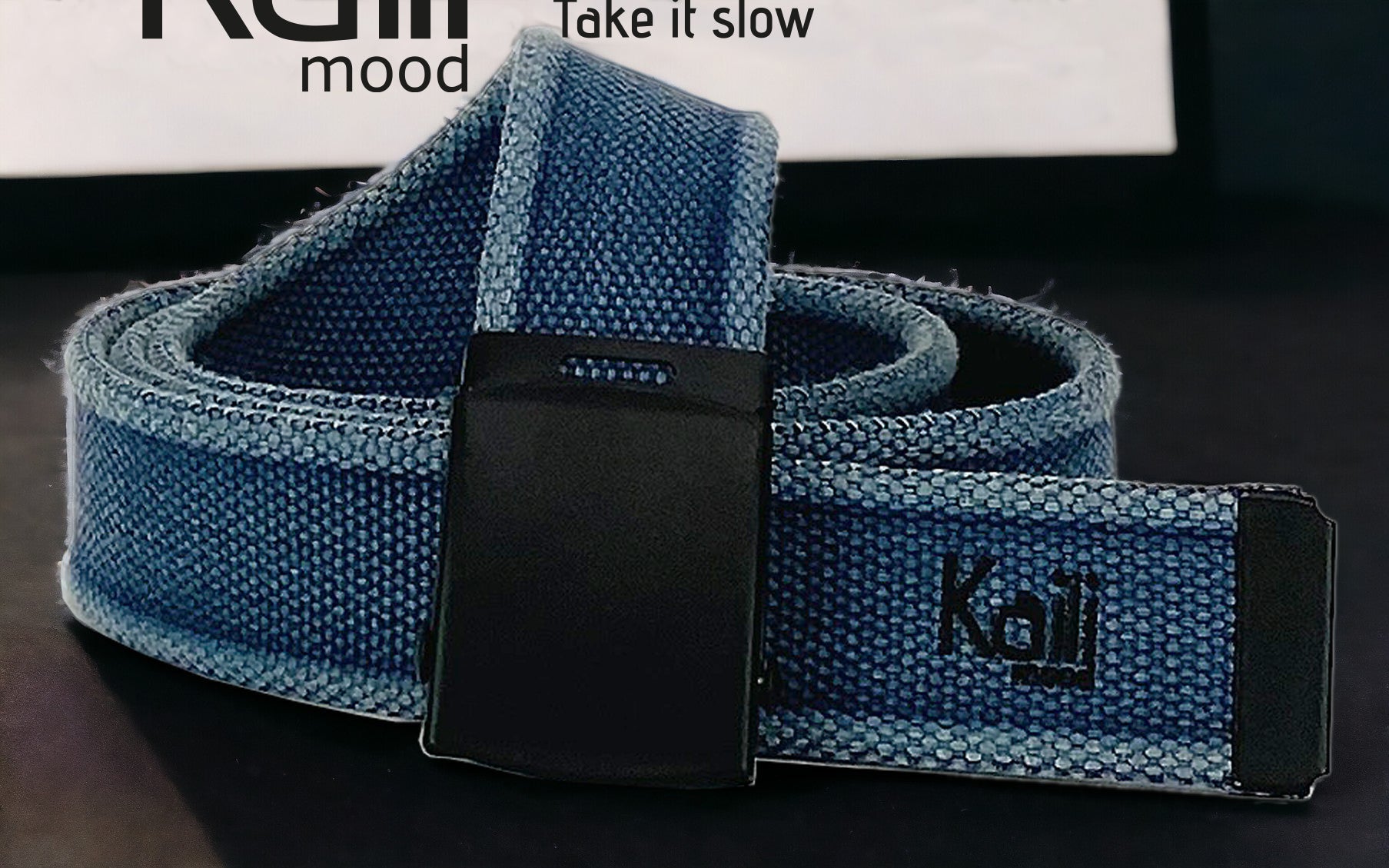 K4010DB | Cintura Nastro Canvas Stone Washed Col. Blu con Fibbia Nero Opaco. Dimensioni: cm 125 x 4 x 0,5 Taglia Unica - Accorciabile. Confezione: Gift Box rigido fondo/coperchio-4